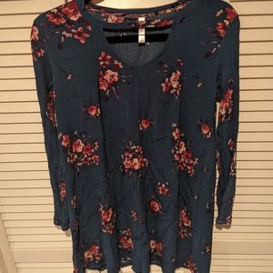 Dress with key hole neck and open sleeves